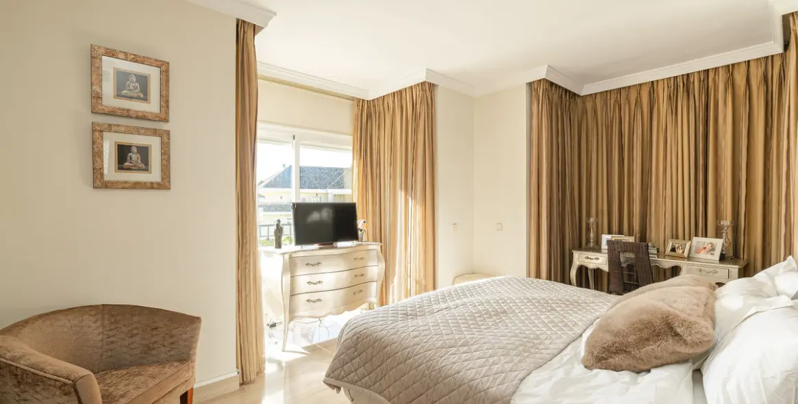 Продажа двухуровневого пентхауса в Elviria 13