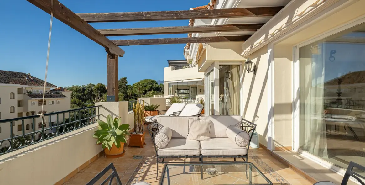 Продажа двухуровневого пентхауса в Elviria 23