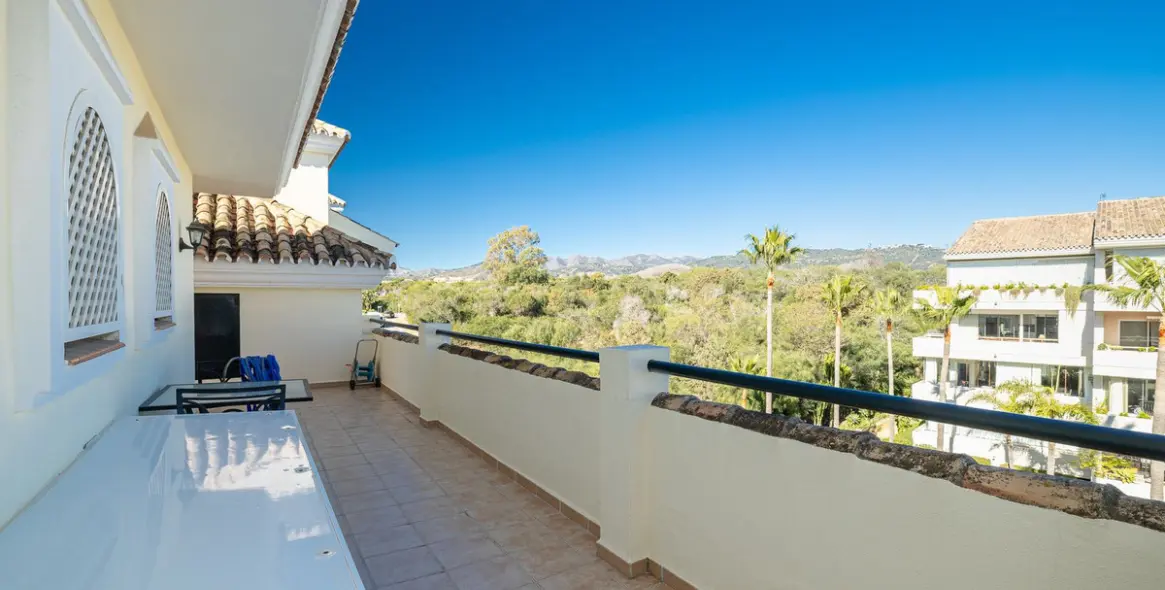 Продажа двухуровневого пентхауса в Elviria 26