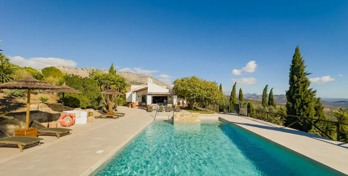 Sale of hotel in Villanueva De La Concepcion 28