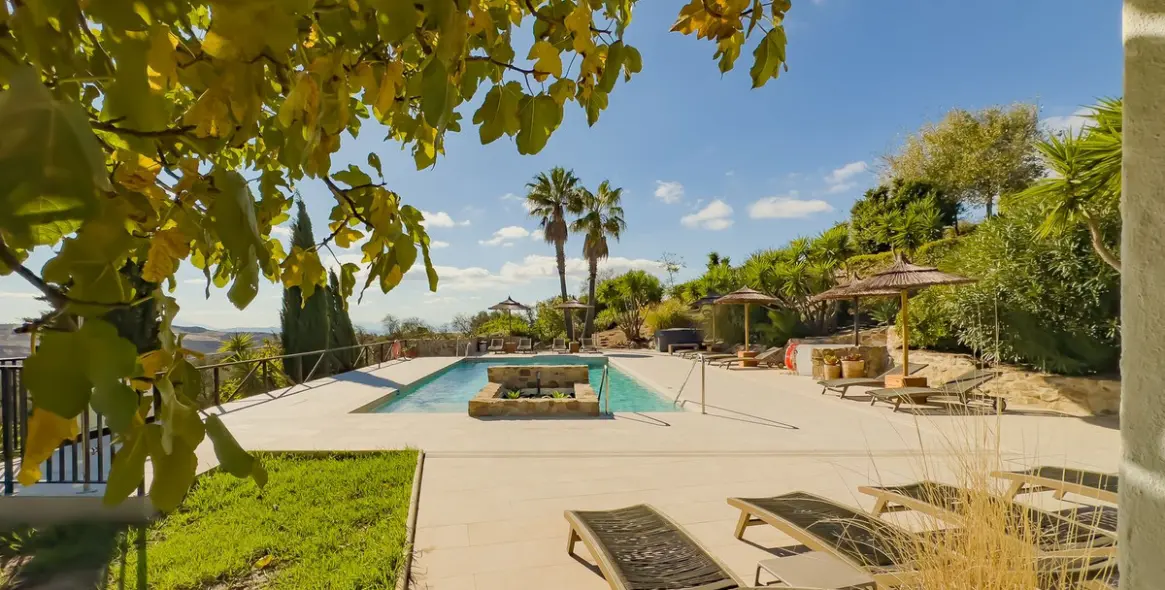 Sale of hotel in Villanueva De La Concepcion 70