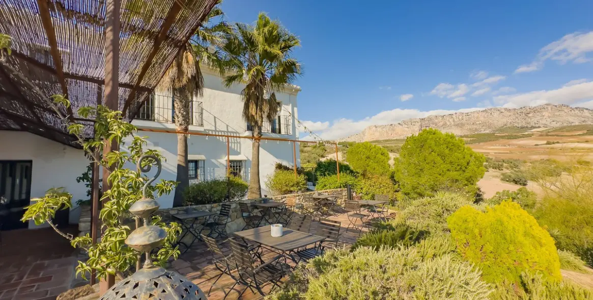 Sale of hotel in Villanueva De La Concepcion 74