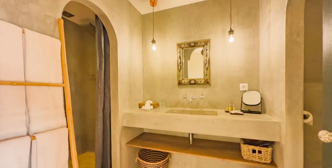 Sale of hotel in Villanueva De La Concepcion 80