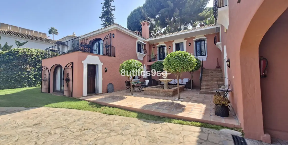 Продажа  отдельно стоящей виллы в Nueva Andalucía (район Aloha) 2