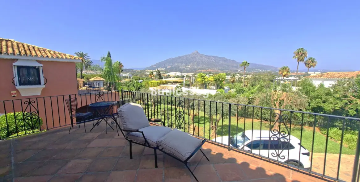 Продажа  отдельно стоящей виллы в Nueva Andalucía (район Aloha) 3