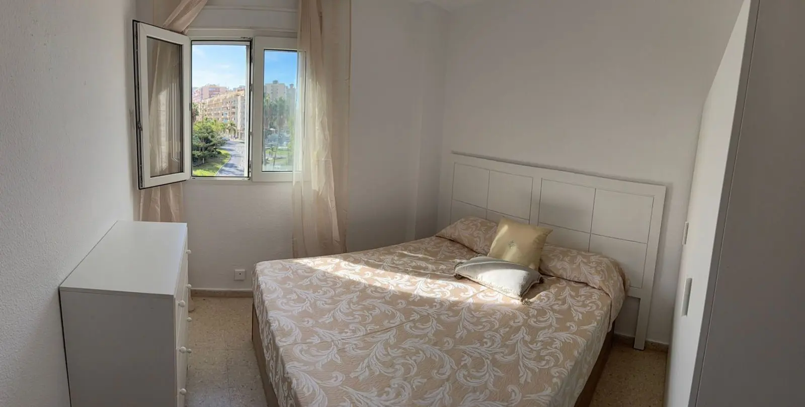 Sale of middle floor apartment in Torremolinos Centro 10