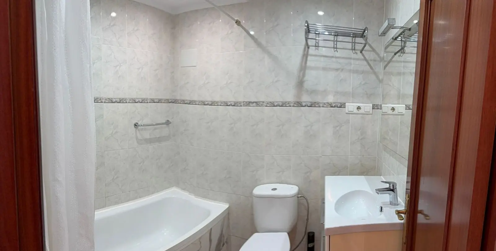 Sale of middle floor apartment in Torremolinos Centro 12