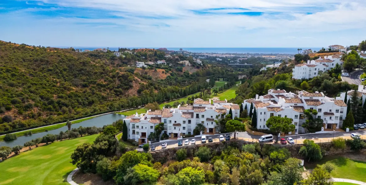 Venta de apartamento en planta media en La Quinta 22