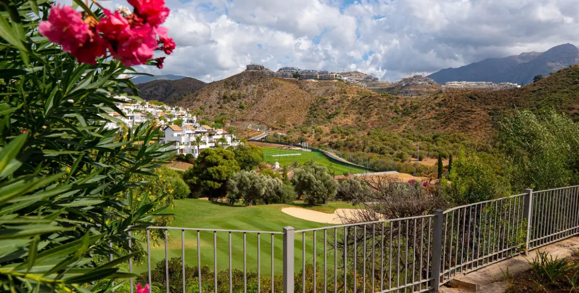 Venta de apartamento en planta media en La Quinta 23