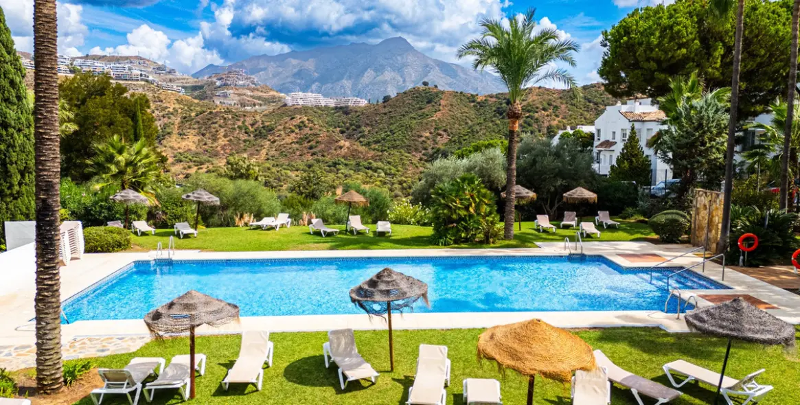 Venta de apartamento en planta media en La Quinta 26