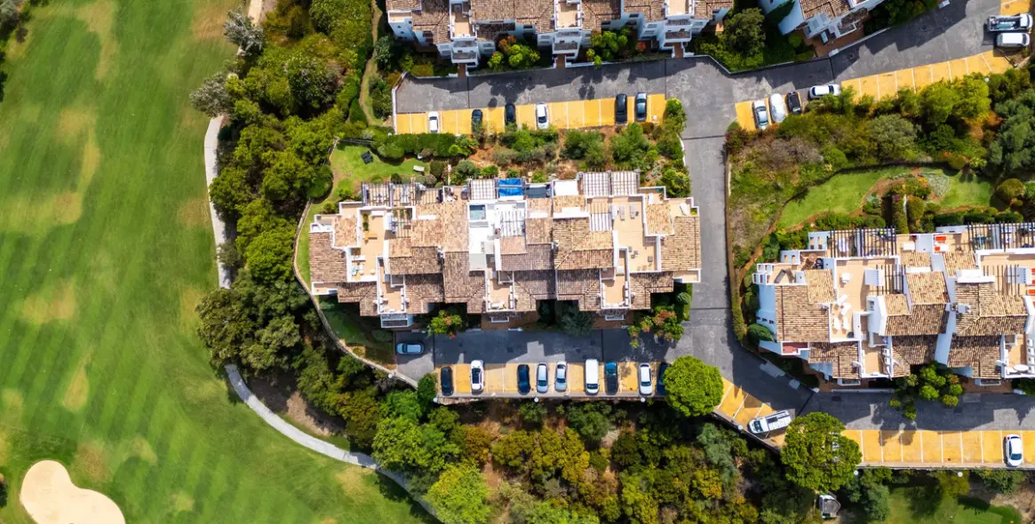 Venta de apartamento en planta media en La Quinta 27