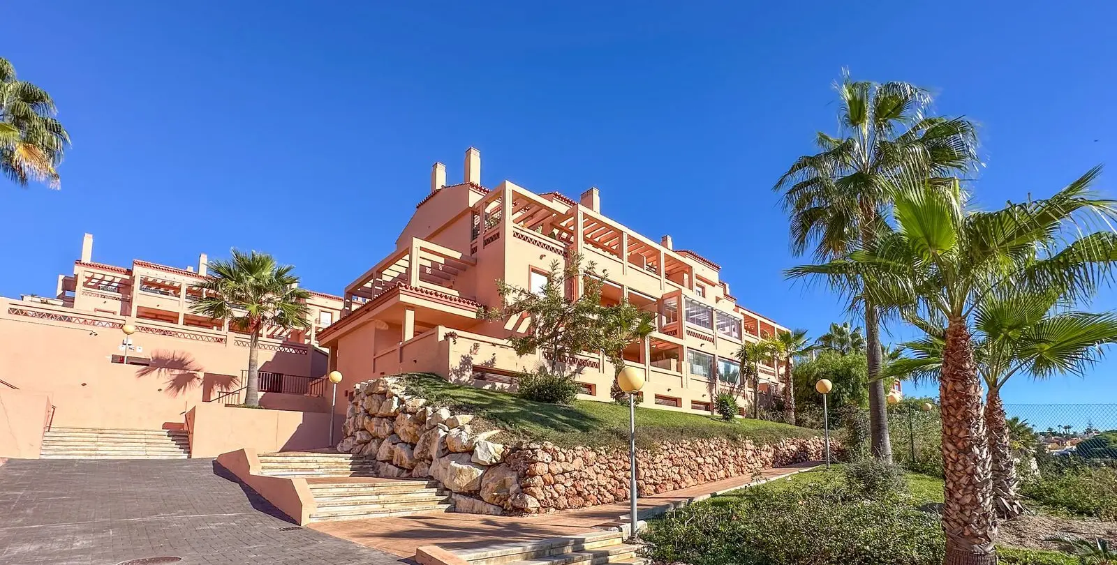 Venta de apartamento en planta baja en El Faro 28