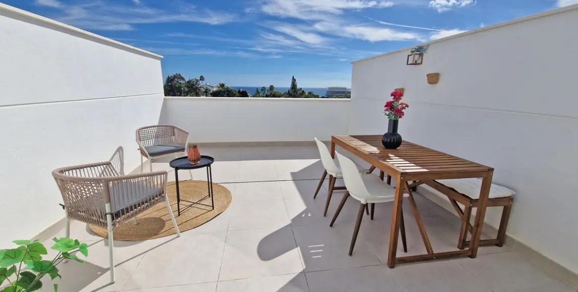 Sale of middle floor apartment in Estepona 1