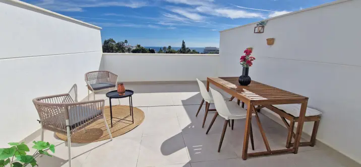 Sale of middle floor apartment in Estepona 0