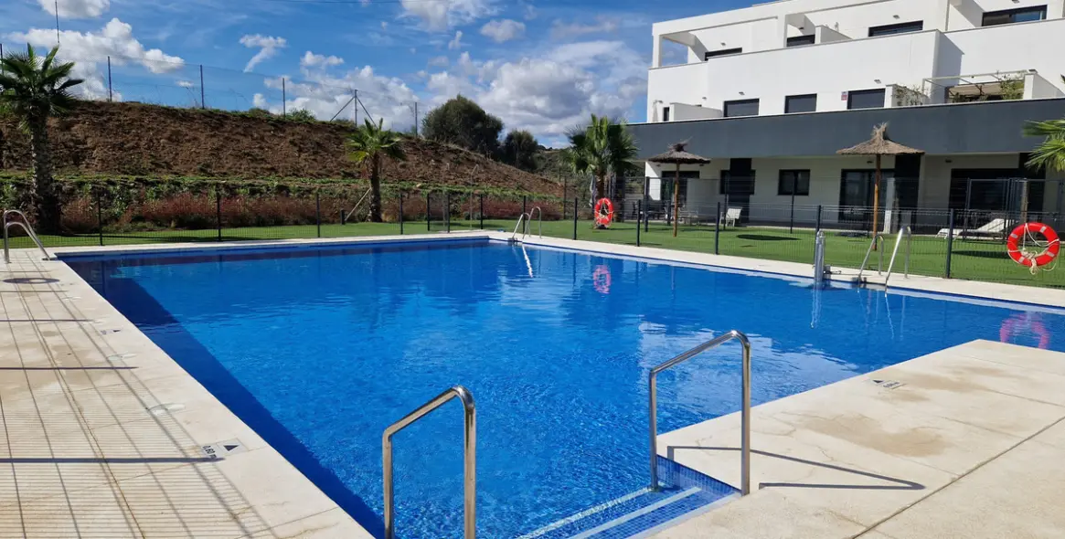 Sale of middle floor apartment in Estepona 2