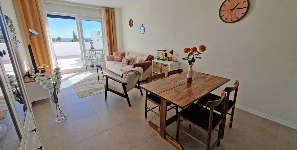 Sale of middle floor apartment in Estepona 3