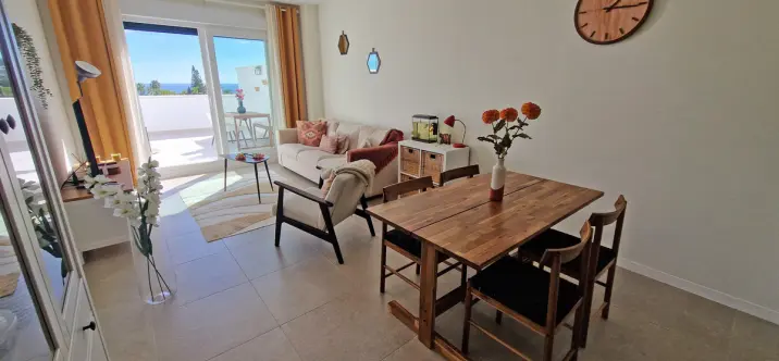 Sale of middle floor apartment in Estepona 2