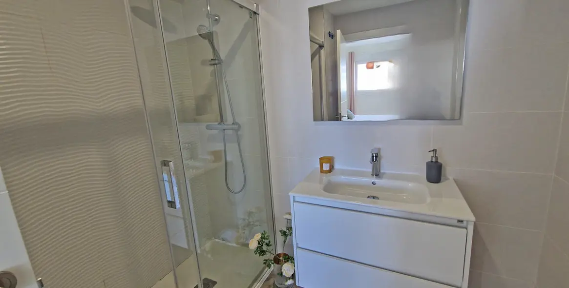 Sale of middle floor apartment in Estepona 13