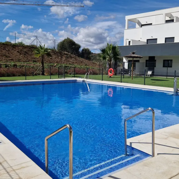 Sale of middle floor apartment in Estepona