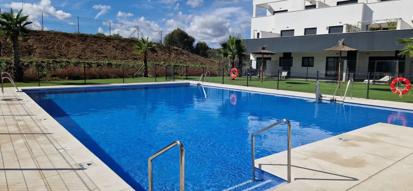 Sale of middle floor apartment in Estepona 1
