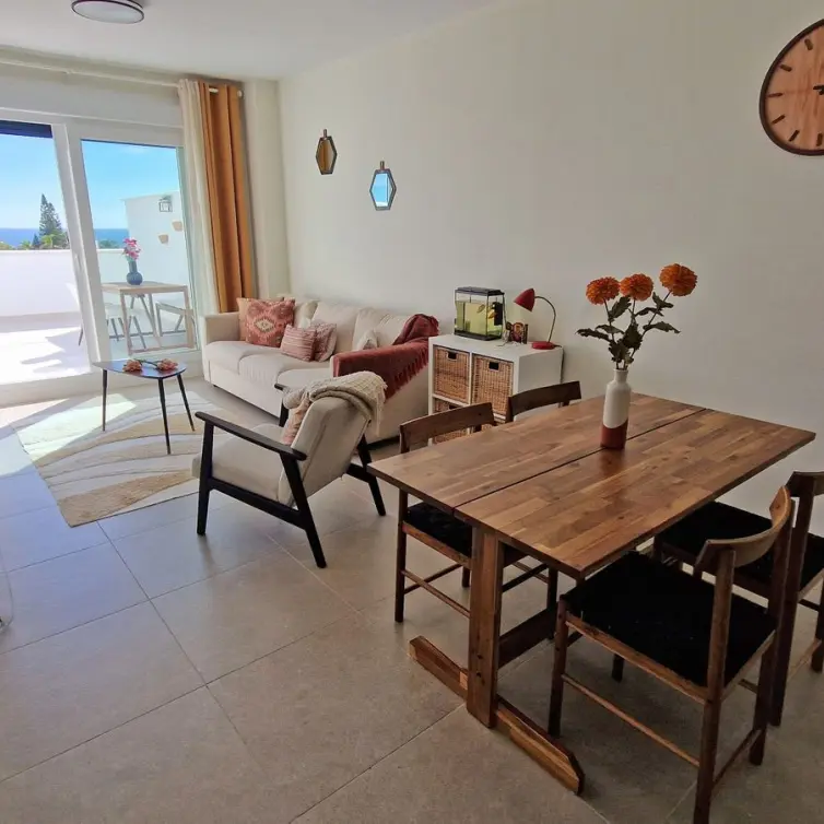 Sale of middle floor apartment in Estepona
