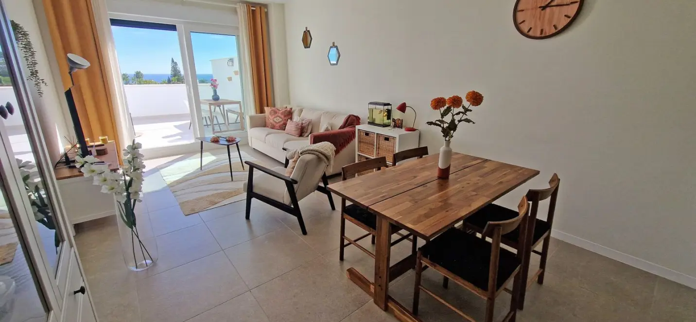 Sale of middle floor apartment in Estepona 2