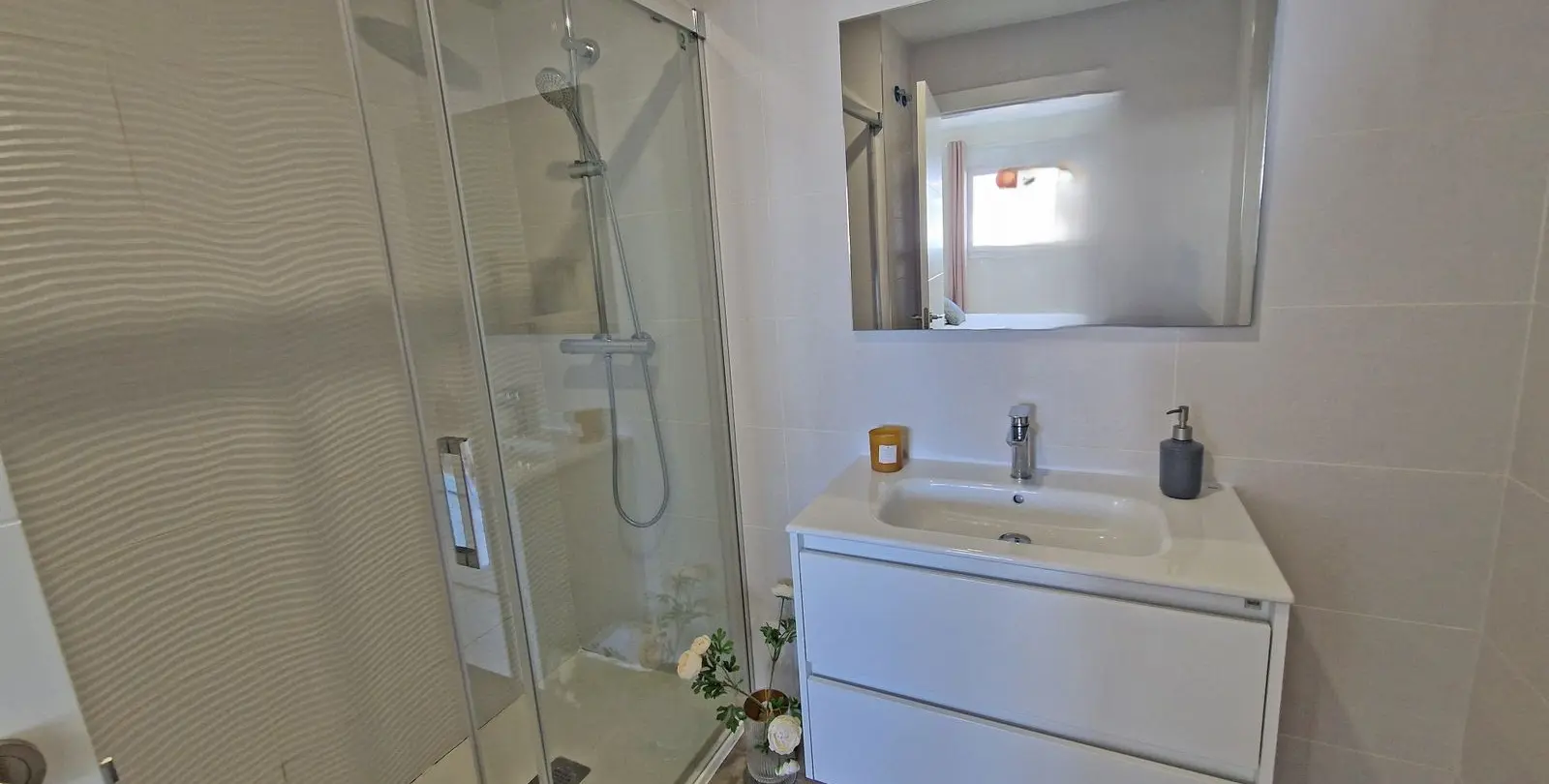 Sale of middle floor apartment in Estepona 13