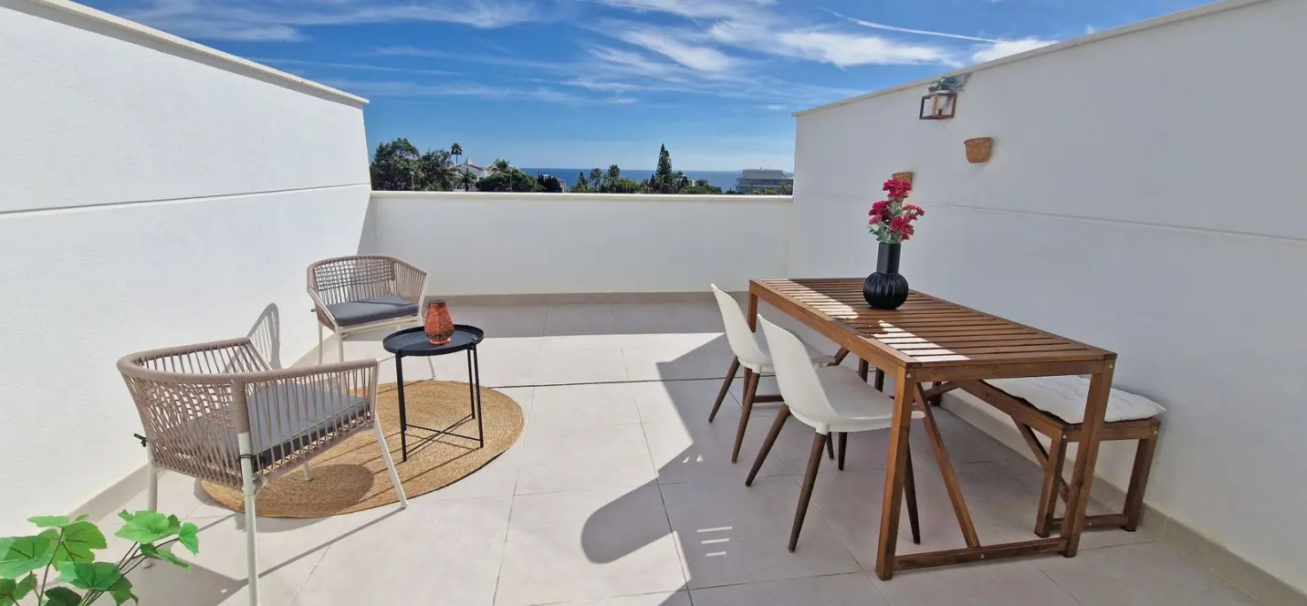 Sale of middle floor apartment in Estepona 0