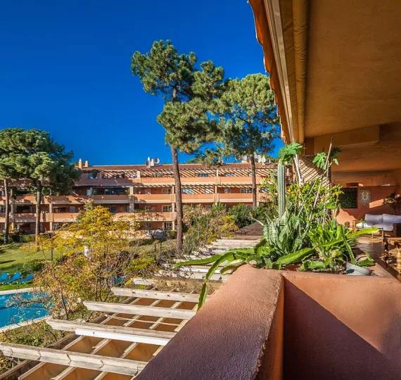 Продажа апартаментов на среднем этаже в Elviria