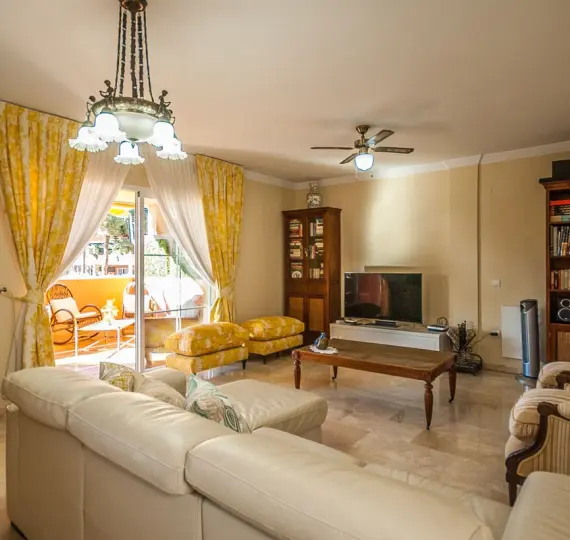 Продажа апартаментов на среднем этаже в Elviria