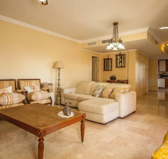 Продажа апартаментов на среднем этаже в Elviria