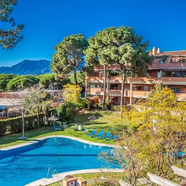 Sale of middle floor apartment in Elviria