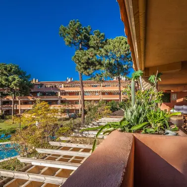 Sale of middle floor apartment in Elviria
