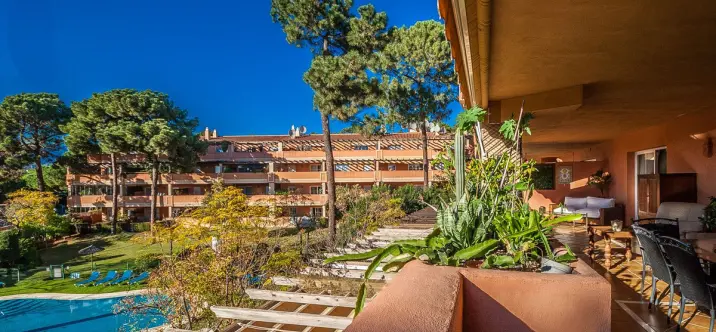 Sale of middle floor apartment in Elviria 1