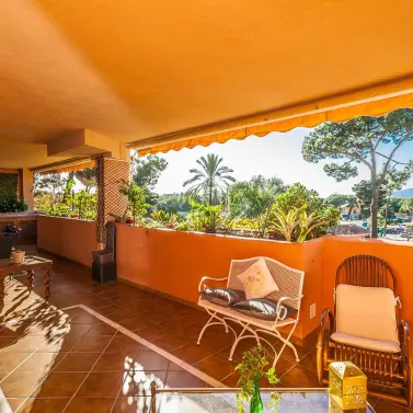 Sale of middle floor apartment in Elviria