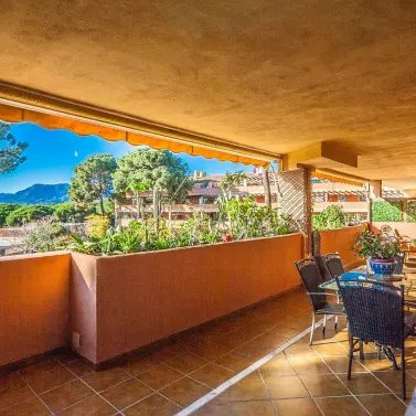 Sale of middle floor apartment in Elviria