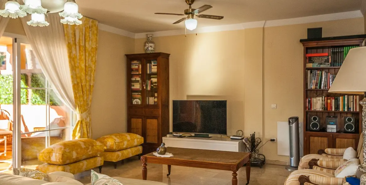 Venta de apartamento en planta media en Elviria 12