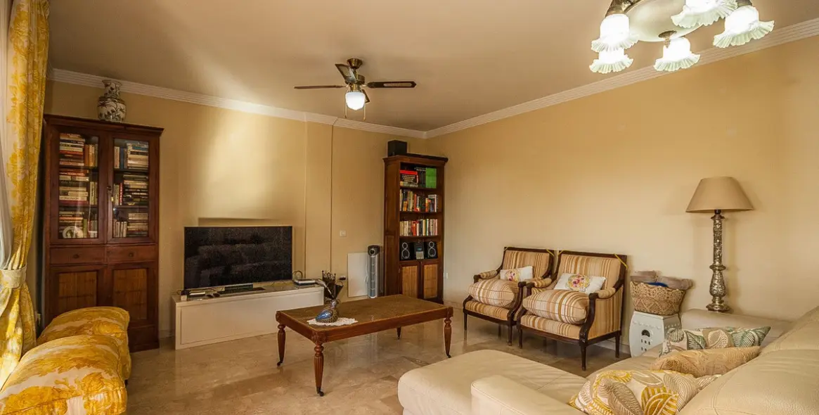 Venta de apartamento en planta media en Elviria 13