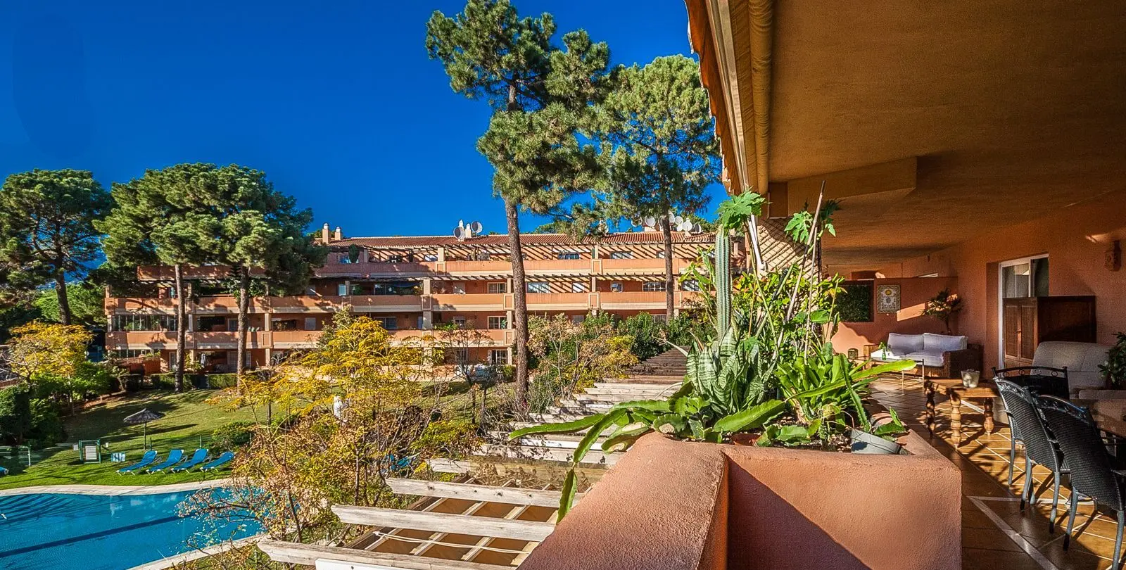 Sale of middle floor apartment in Elviria 2