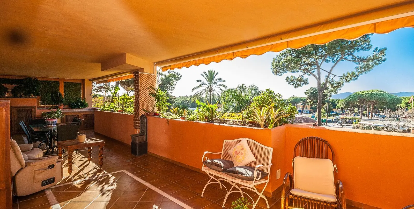 Sale of middle floor apartment in Elviria 3