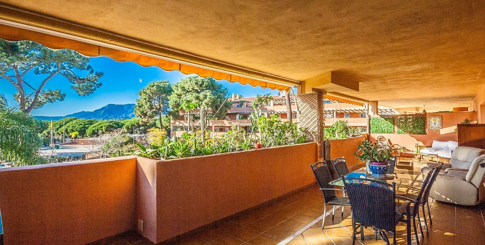 Sale of middle floor apartment in Elviria 4