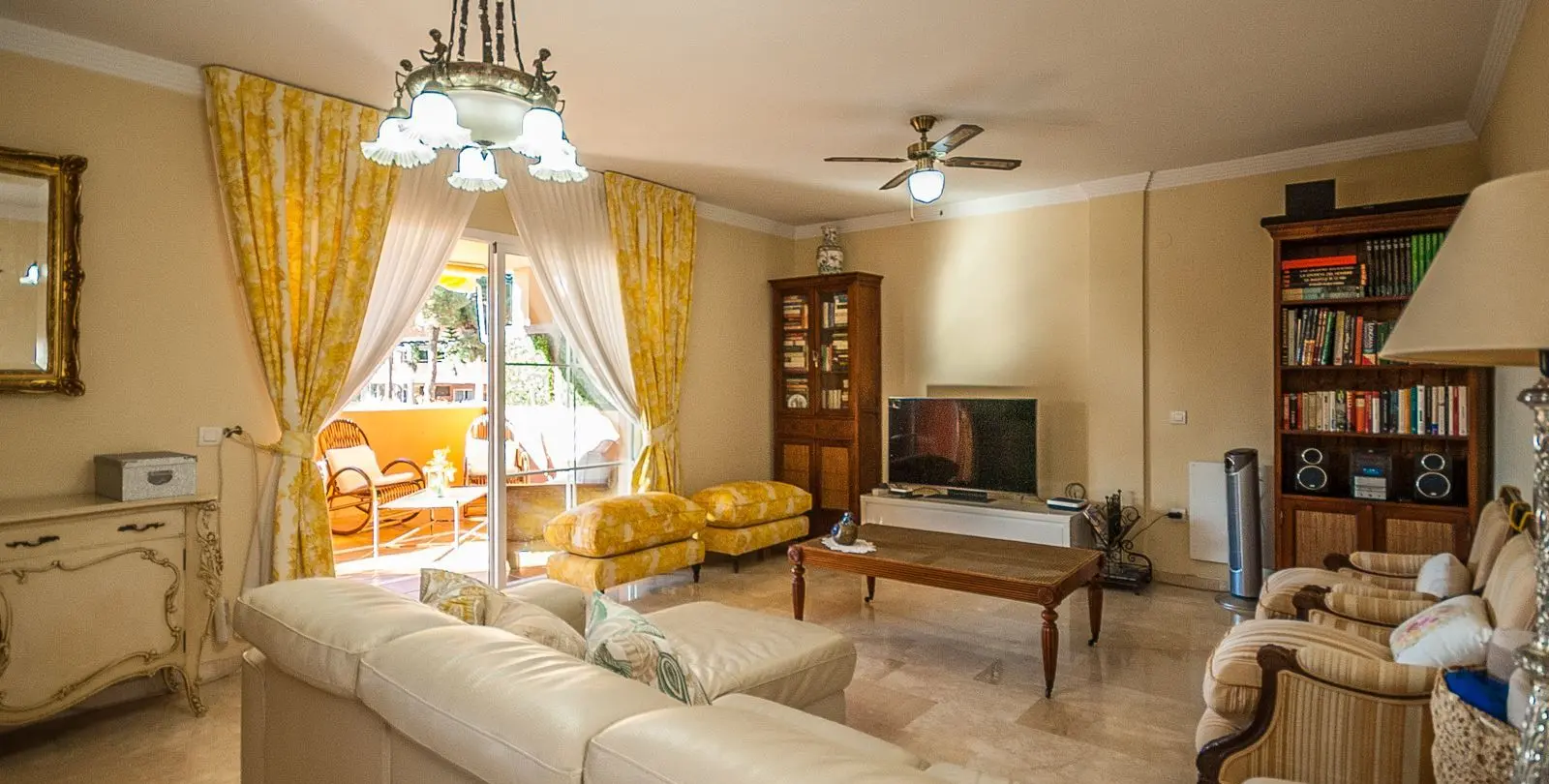Sale of middle floor apartment in Elviria 5