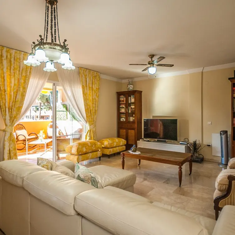 Продажа апартаментов на среднем этаже в Elviria