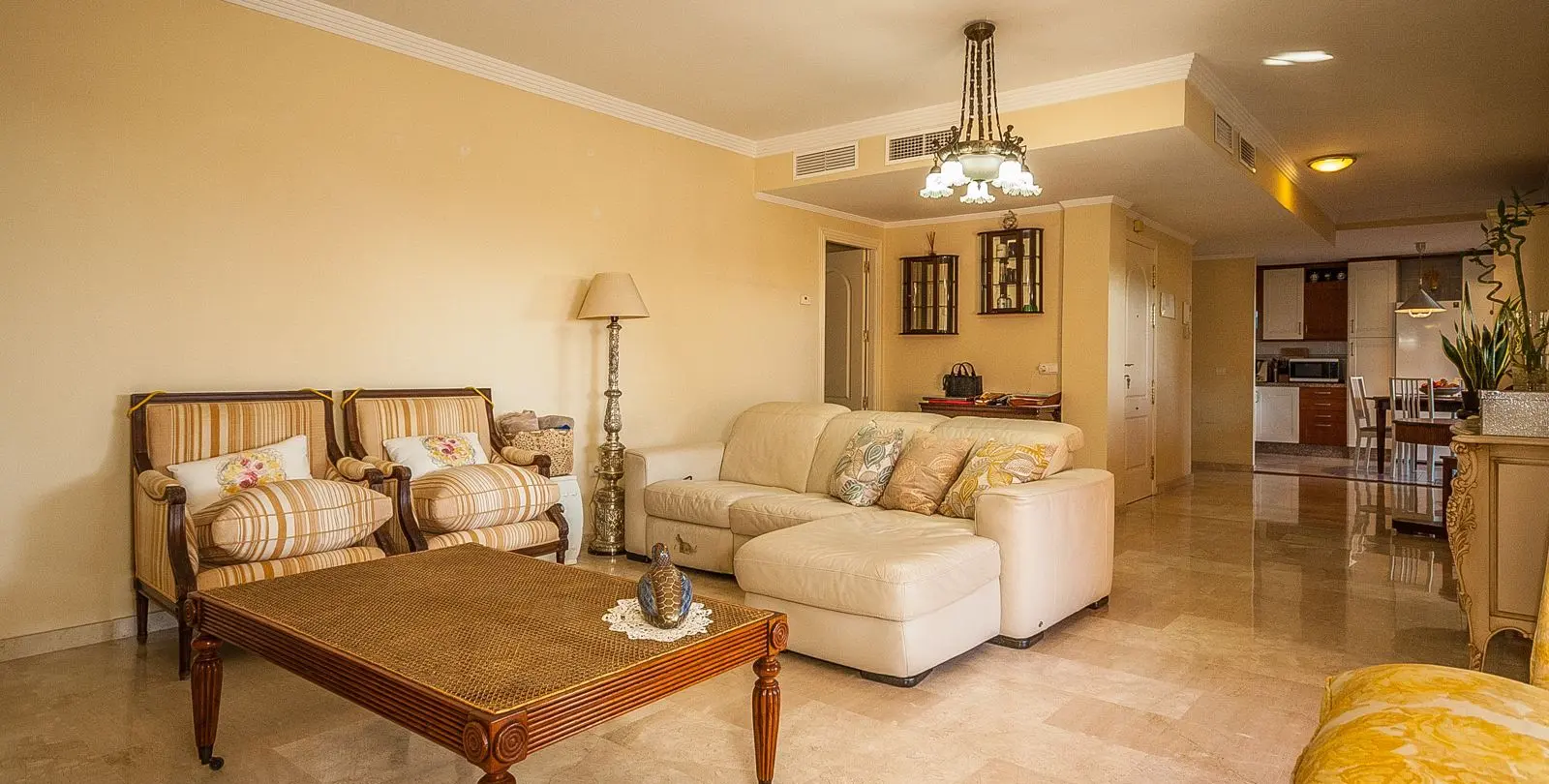 Sale of middle floor apartment in Elviria 6