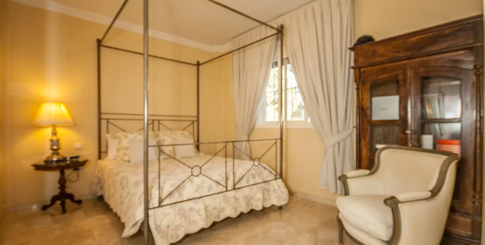 Sale of middle floor apartment in Elviria 8