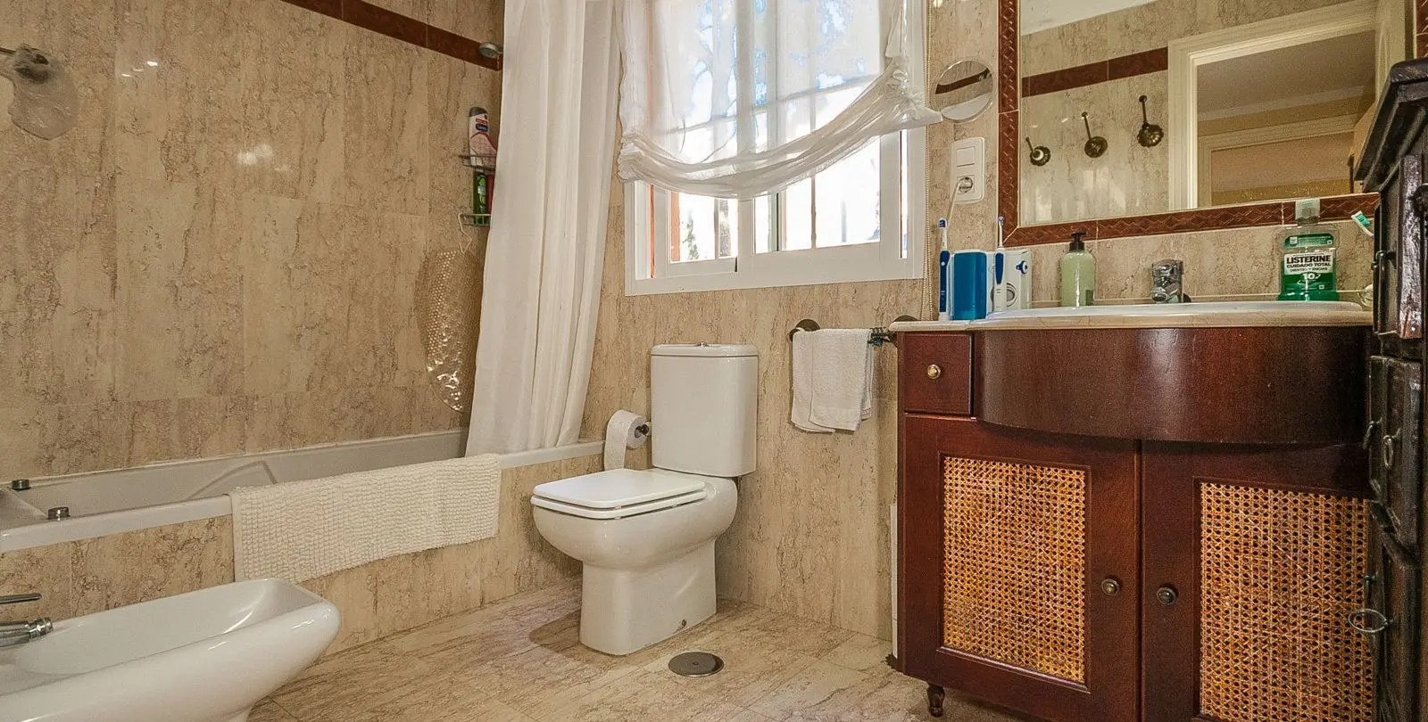 Sale of middle floor apartment in Elviria 9