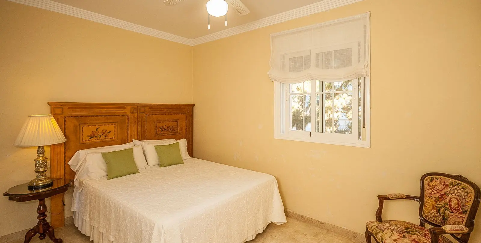 Sale of middle floor apartment in Elviria 10