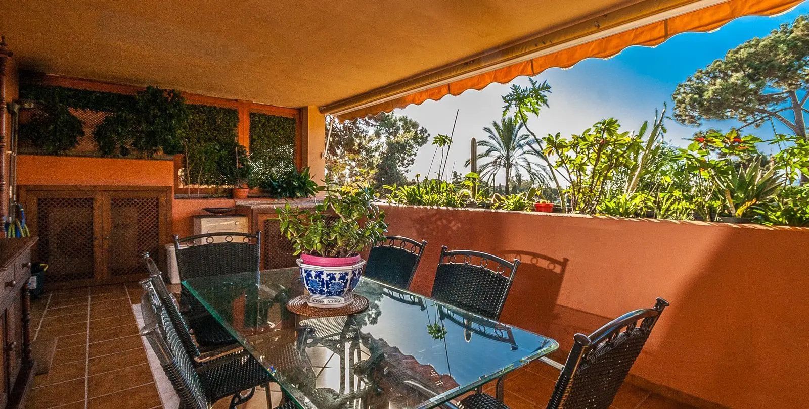 Sale of middle floor apartment in Elviria 17