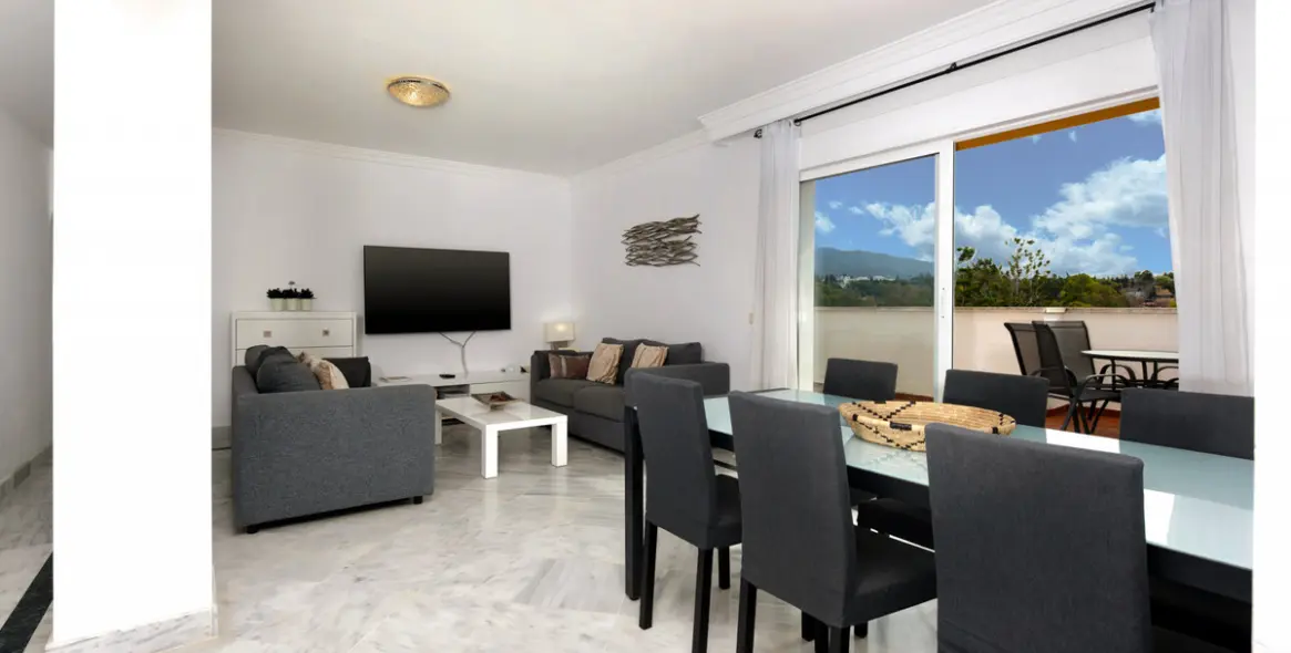 Sale of penthouse in Nueva Andalucía 3