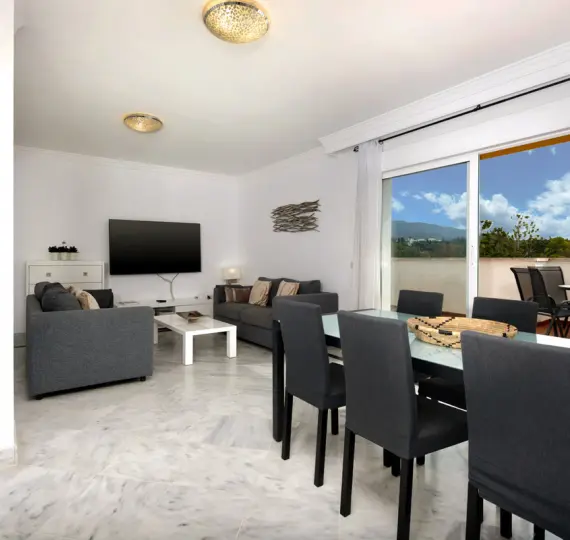 Sale of penthouse in Nueva Andalucía